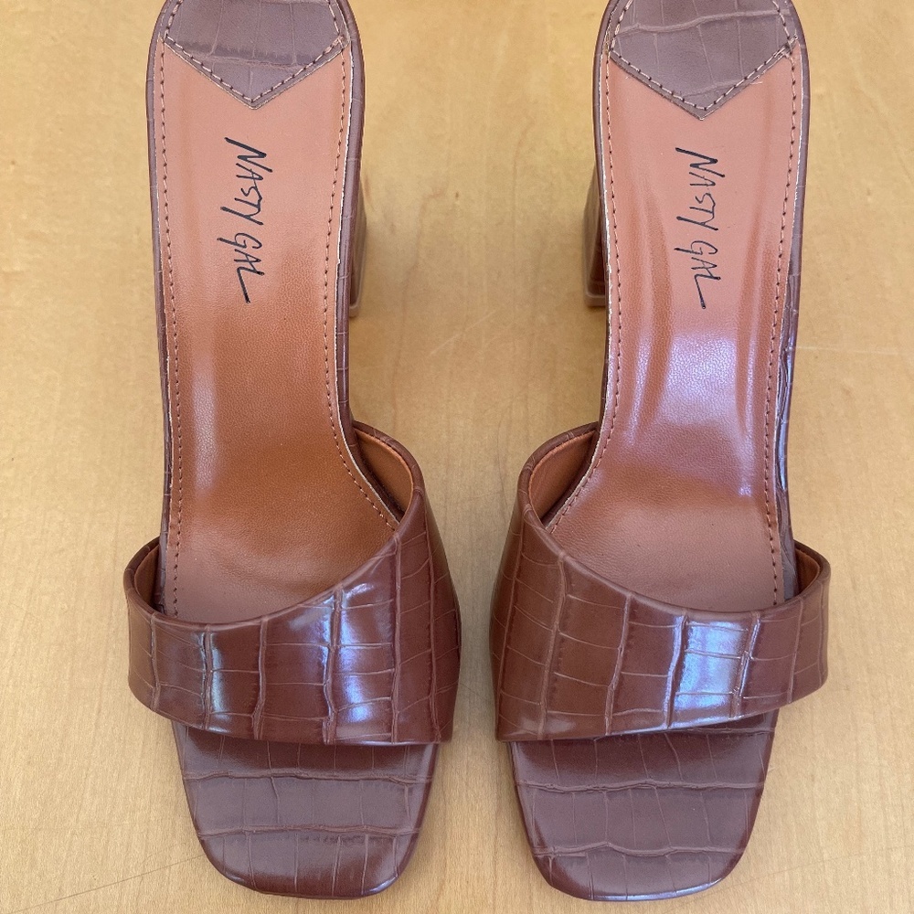 S1 - Nasty Gal Camel Brown Croc Heeled Mules, NWT, SIZE 7